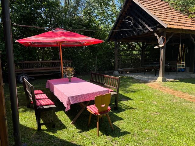 Vanjski stol s klupama i košarkaškim košem u pozadini
