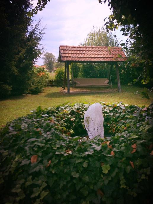 Ljuljačka u vrtu