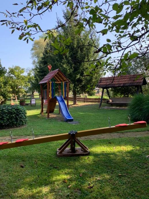 Dječje igralište s toboganom i klackalicama