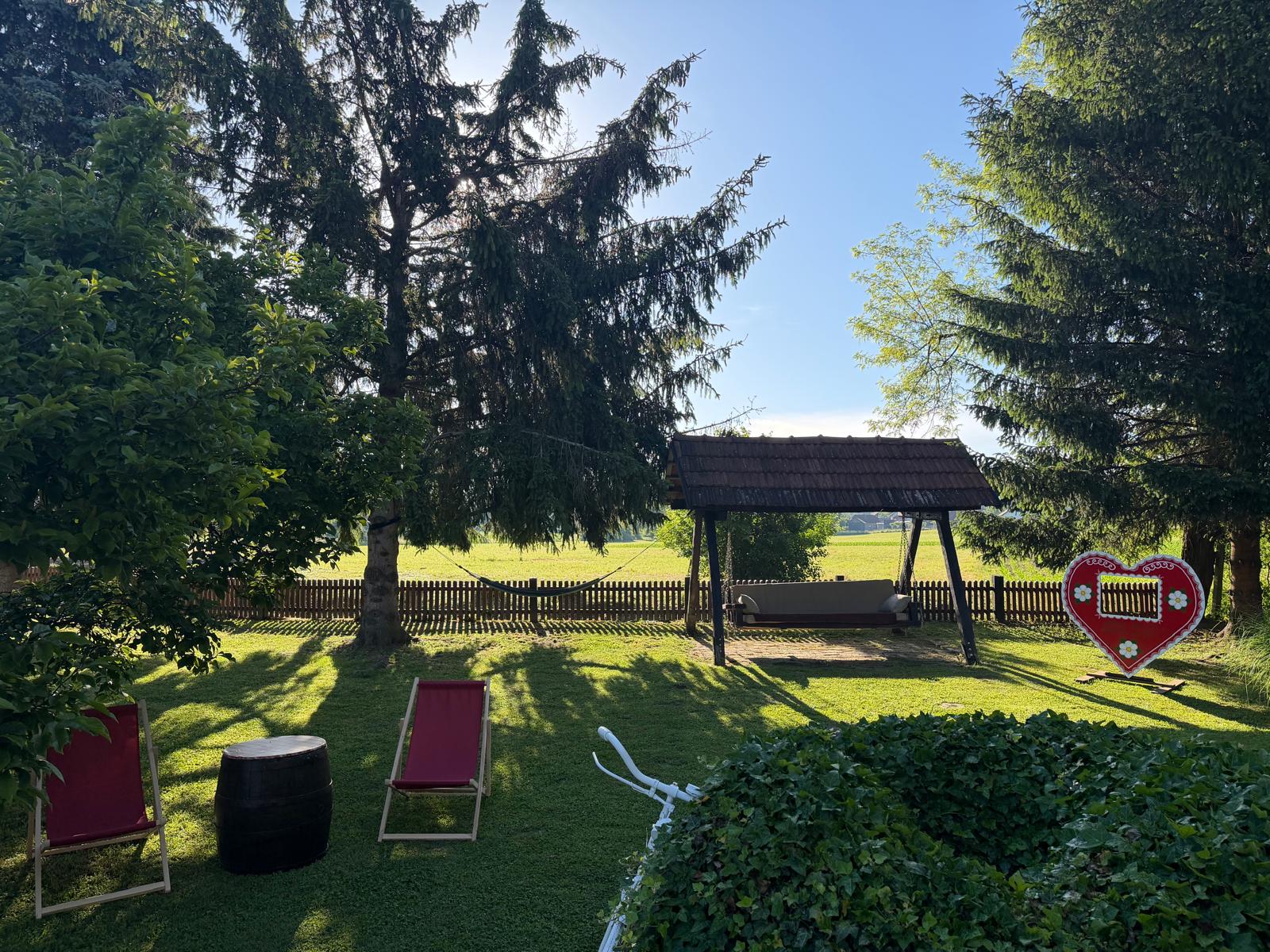 Stolni tenis, trampolin i sjenica – pogled na cijeli prostor